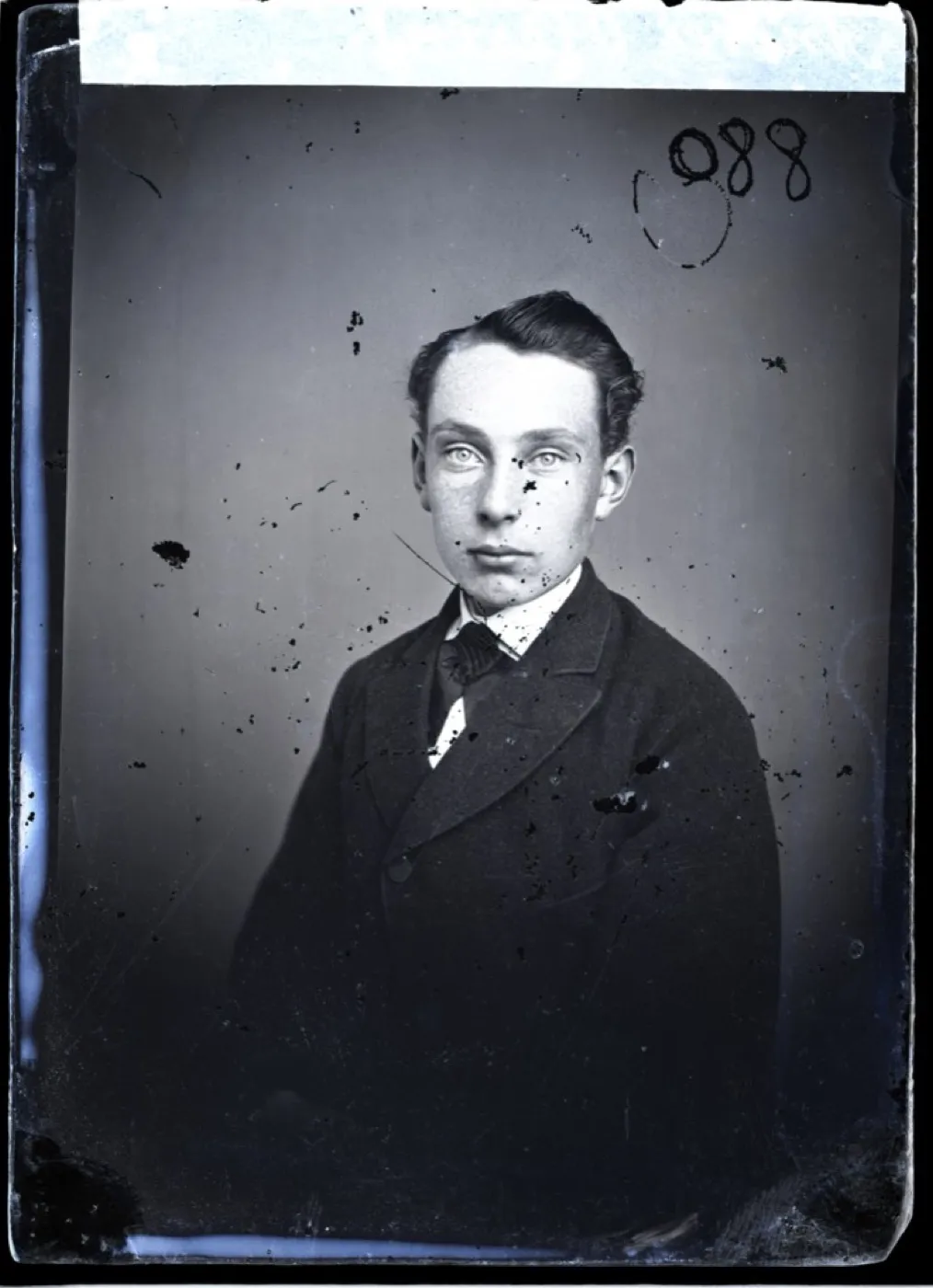 The same glass plate portrait at what a 600 DPI scan of the print holds